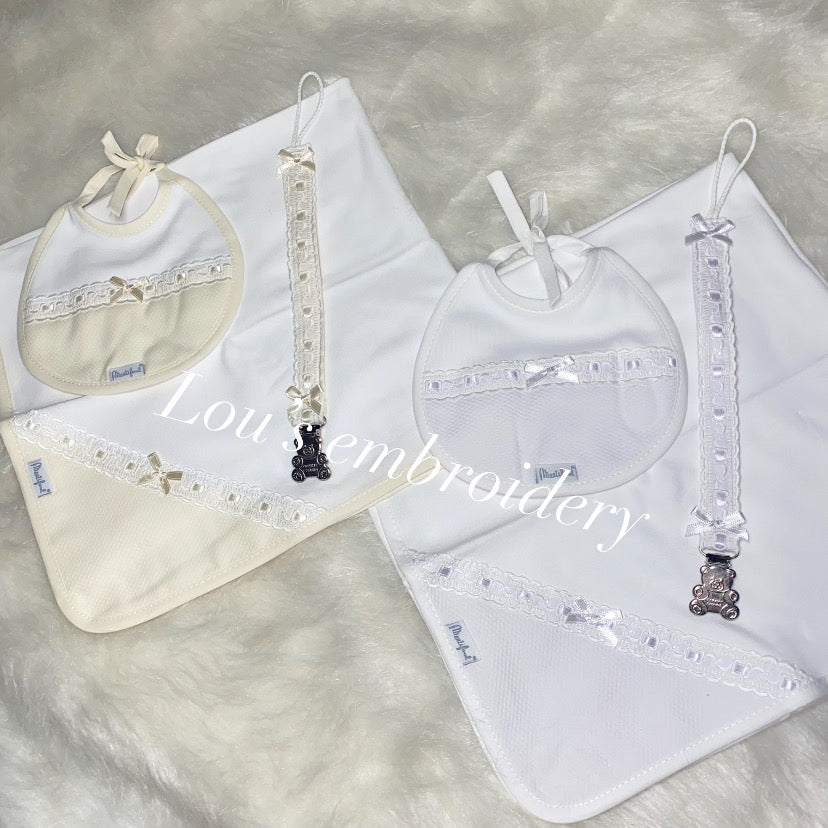 Bib, dummy clip and little blanket set